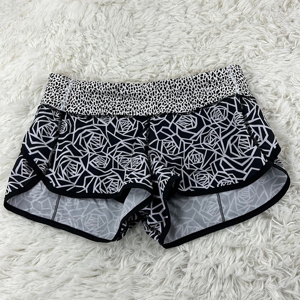 Lululemon Speed Short Posey Black White / Miss Mosaic Black / Black